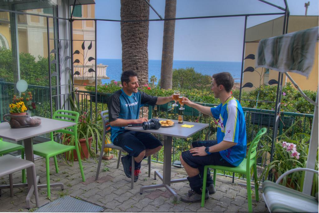 Hotel Deutsche Familien Finale Ligure Eksteriør bilde