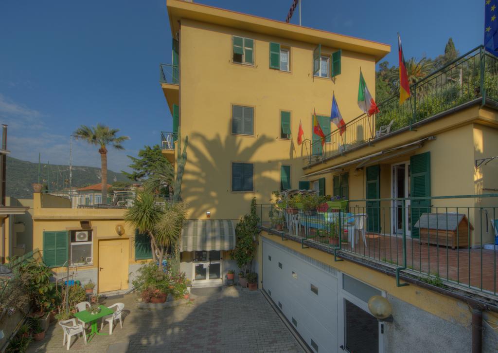 Hotel Deutsche Familien Finale Ligure Eksteriør bilde